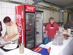 Gertrud Christmann und Siglinde Katolla an der Kuchentheke